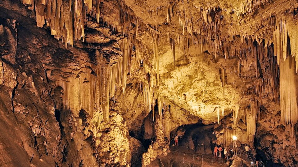 Σπήλαιο Πετραλώνων, επίσης γνωστό ως Σπήλαιο των Κόκκινων Πετρών